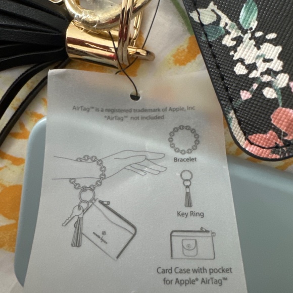 Card case with bracelet, key ring, and pocket for Apple air tag - Picture 3 of 4